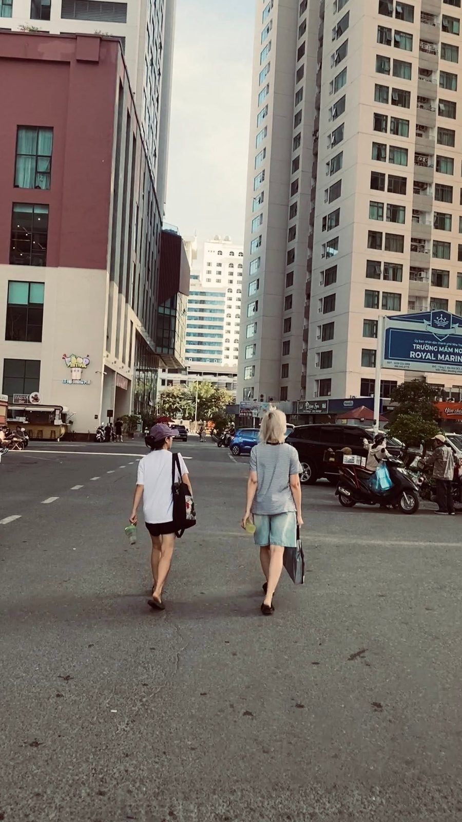 Khung cảnh thác nước, núi rừng nơi sinh sống