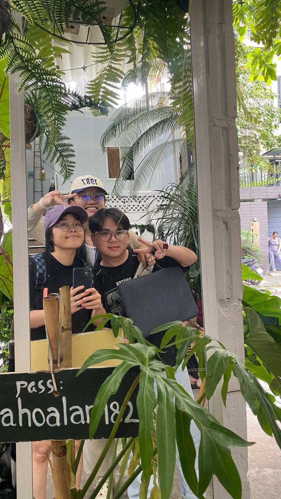 Buổi deep work cùng bạn bè tại quán cà phê